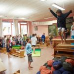 Schüler springen über einen Parcour