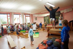 Schüler springen über einen Parcour