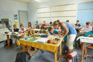 Klassenlehrerin unterstützt einen Schüler